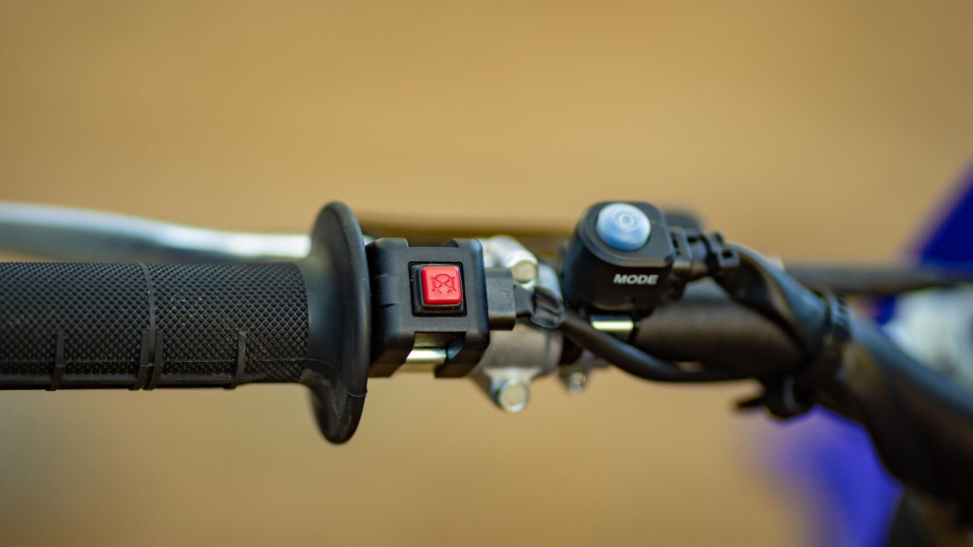 Кнопка выбора режимов езды расположена на руле 